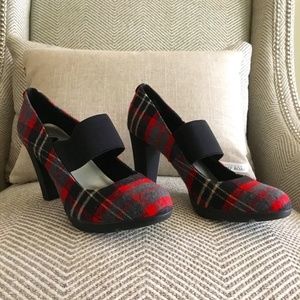 Anne Klein  , 7 1/2 size, Red plaid